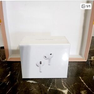 Apple AirPods Pro 3 with Charging Case